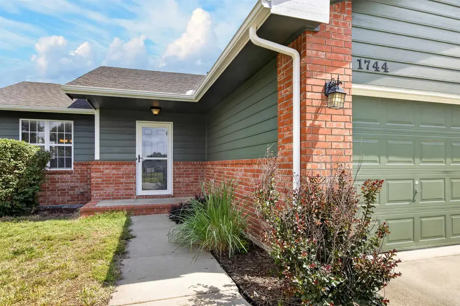 1744 N Country Walk Ln, Mulvane, KS 67110 - #2