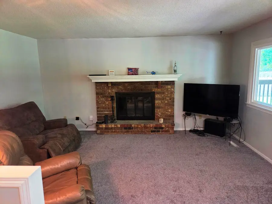 1000 Lorna Ln, Newton, KS 67114 - #2