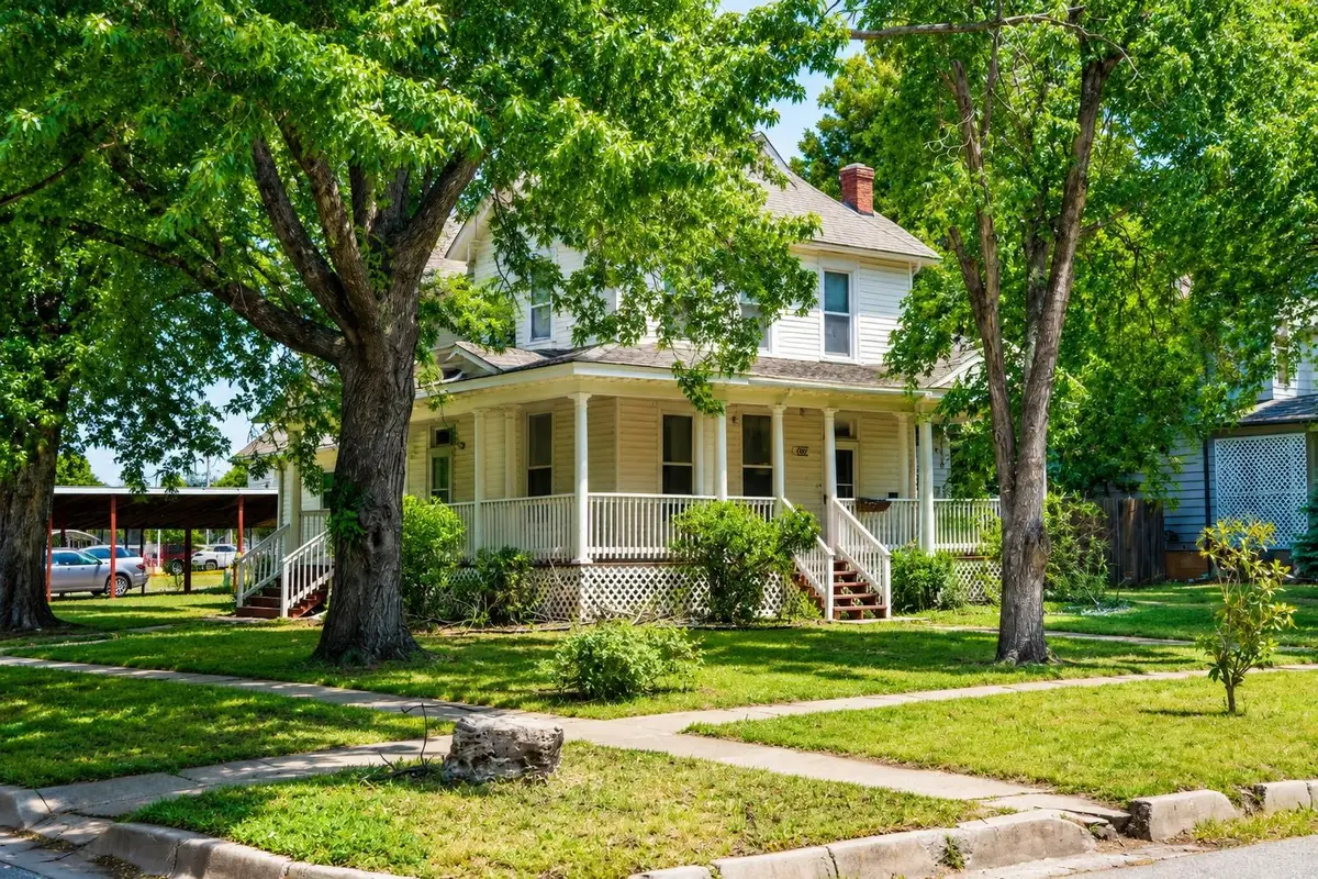 502 E 10th, Winfield, KS 67156 - #1