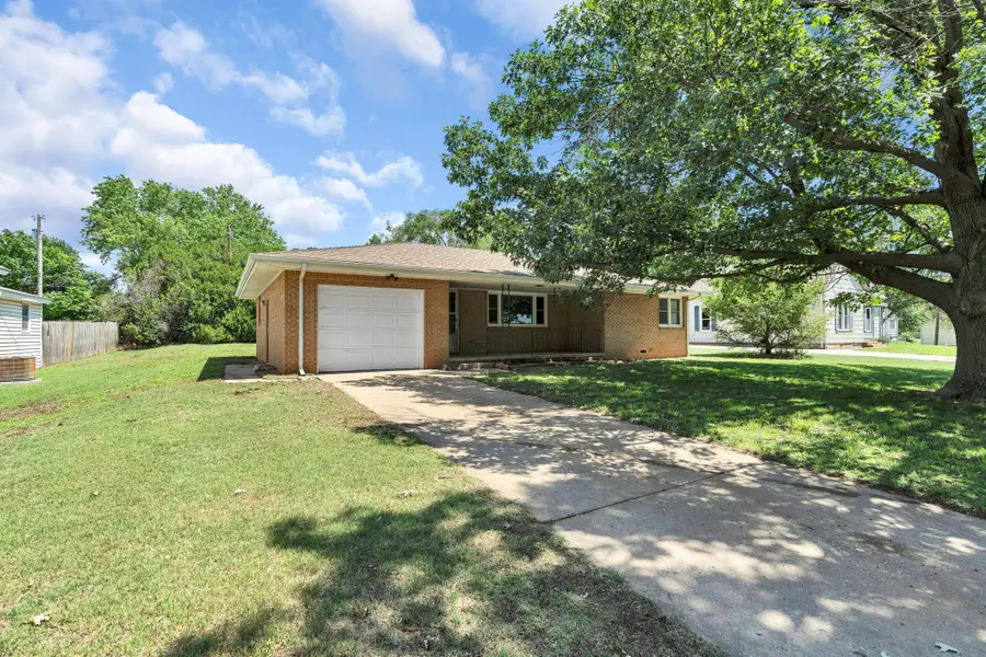 152 W Wallace St, Kingman, KS 67068 - #2
