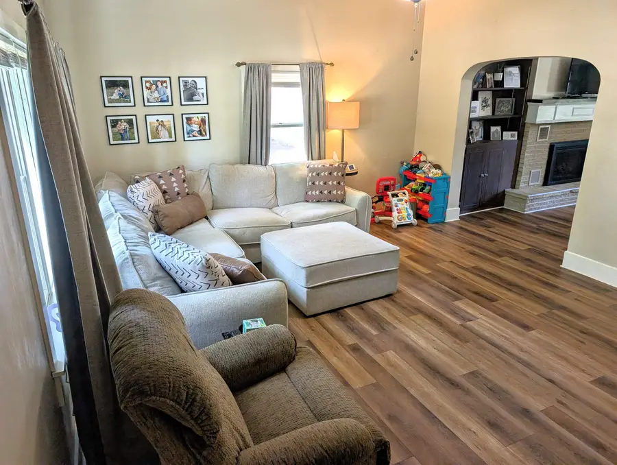 205 E 4th St, Solomon, KS 67480 - #3