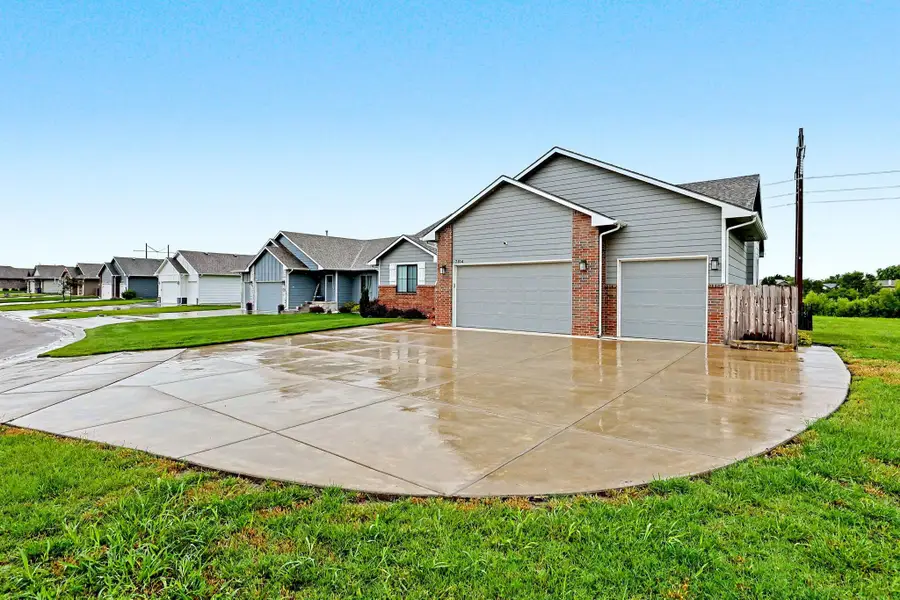 2104 E Highridge St, Park City, KS 67219 - #2
