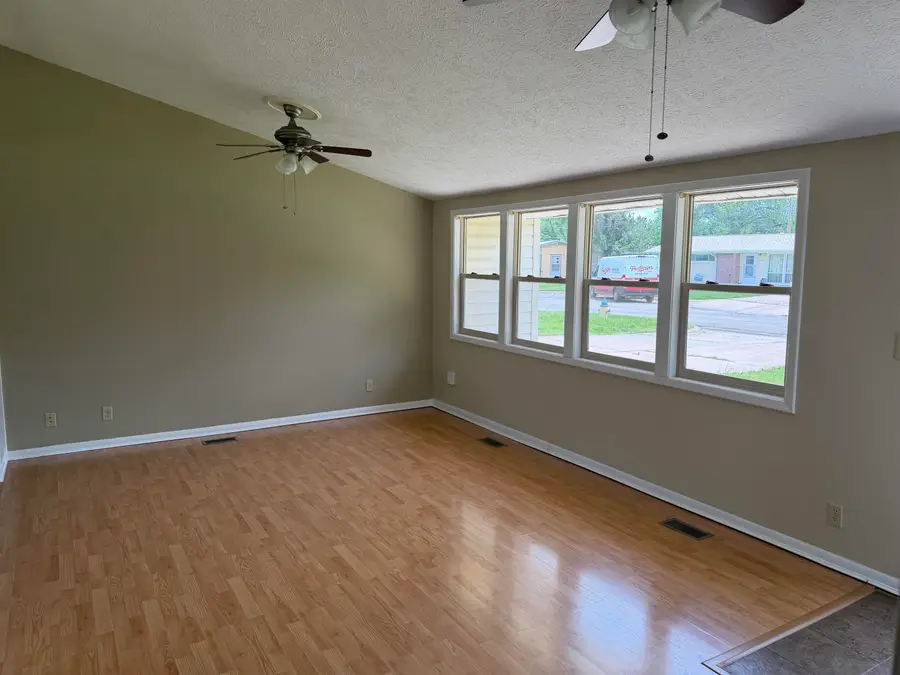 107 Hays Ct, Salina, KS 67401 - #3
