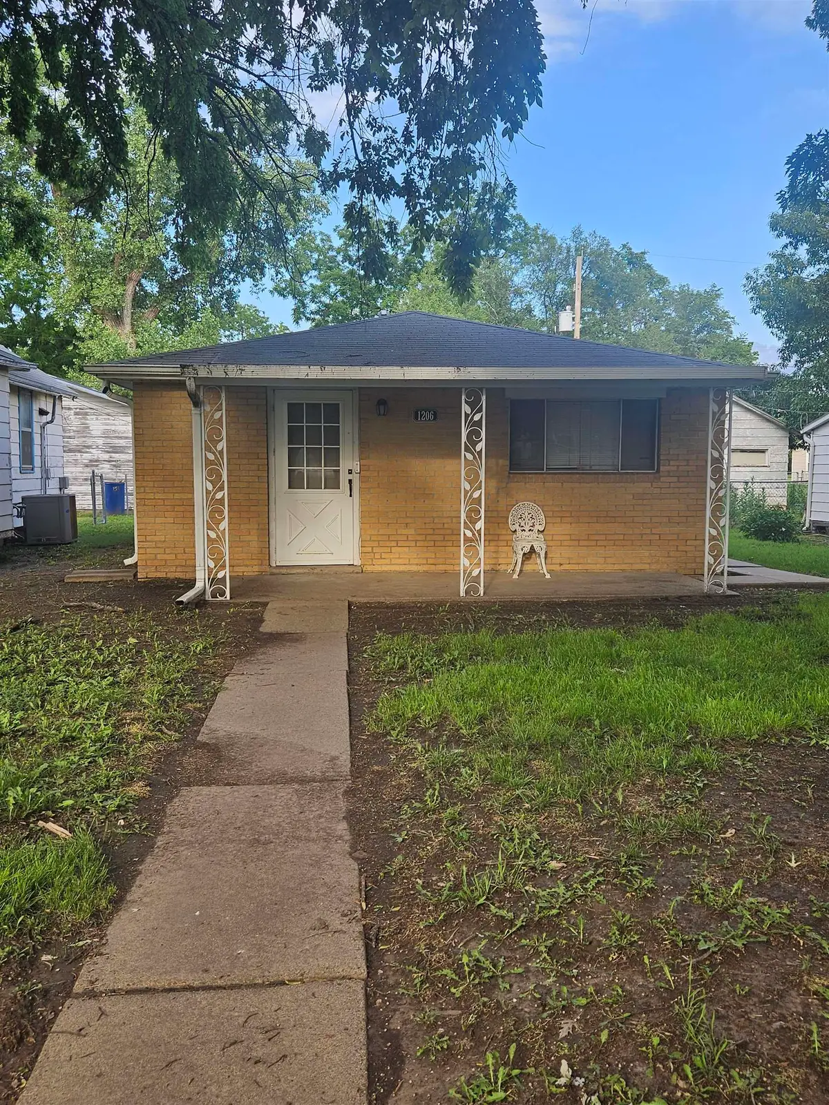 1206 N 8th St, Salina, KS 67401 - #1