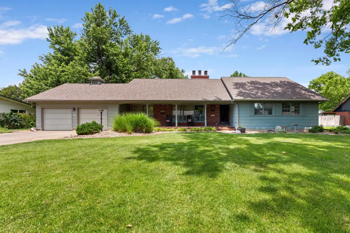 910 W 4th St, Halstead, KS 67056-2021 - #1