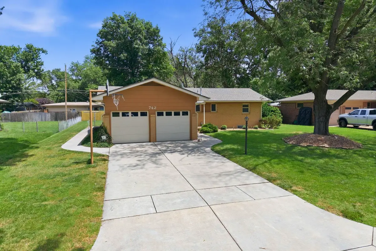 742 N Valleyview Ln, Wichita, KS 67212 - #1