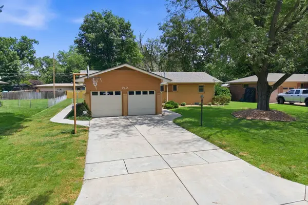 742 N Valleyview Ln, Wichita, KS 67212