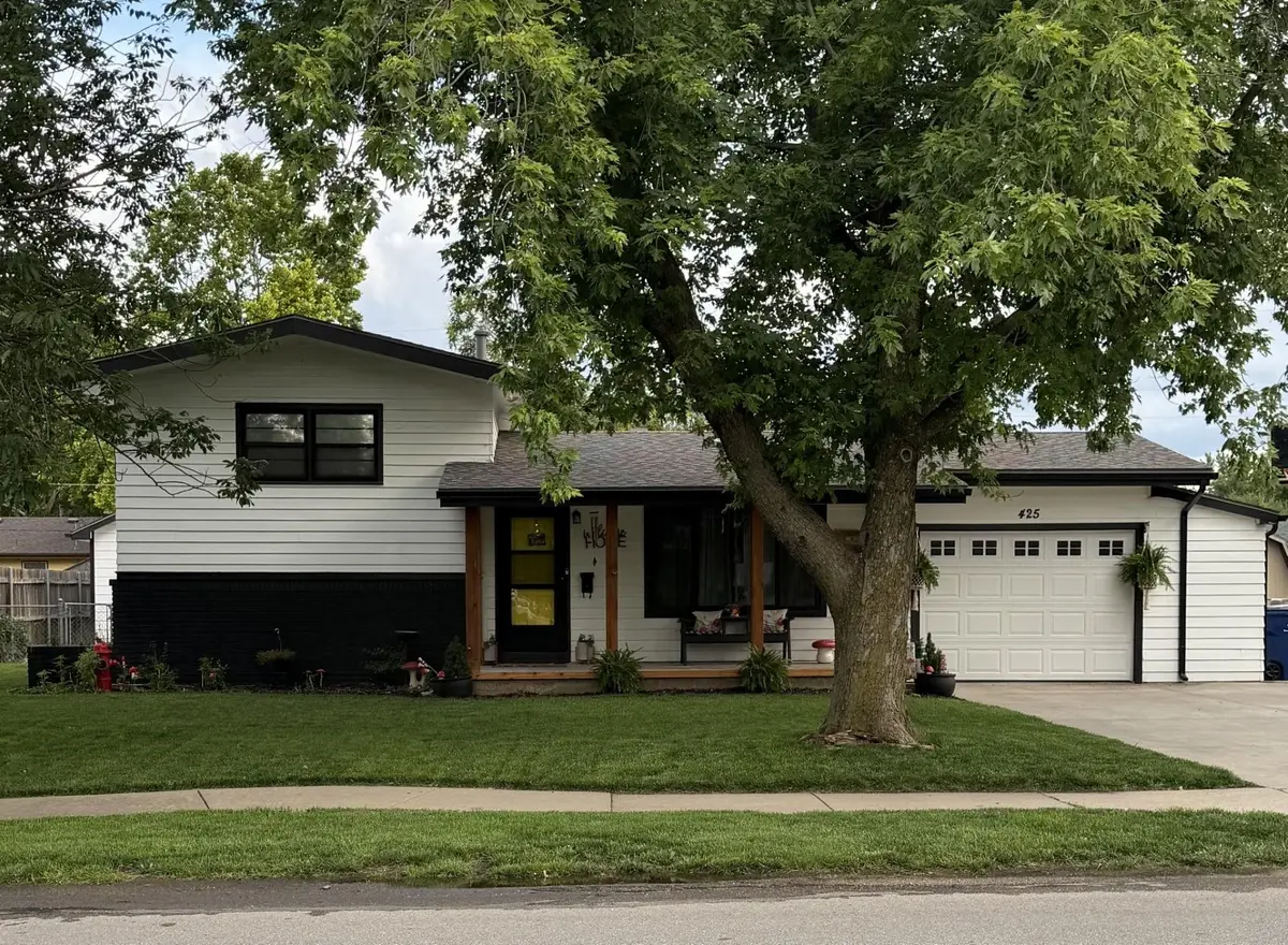 425 W 5th, Valley Center, KS 67147 - #1