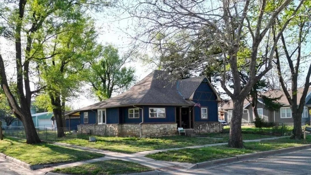 327 Houston St, Winfield, KS 67156 - #1