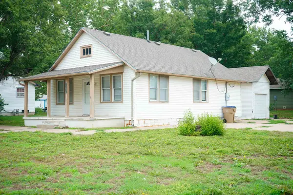 302 N King St, Mount Hope, KS 67108-9596