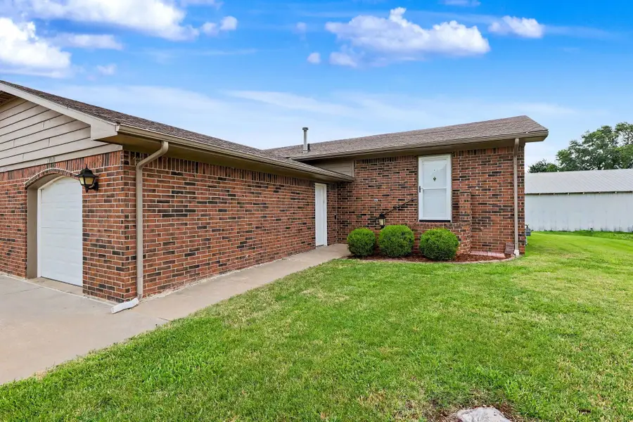 1700-1704 N Fairway Dr, Augusta, KS 67010 - #3