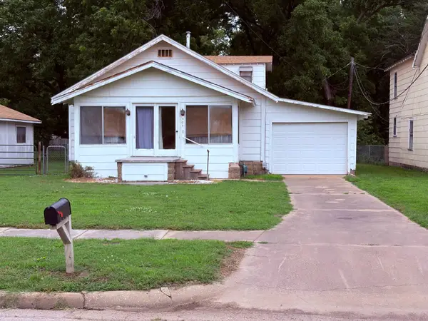 406 E 5th Ave, Winfield, KS 67156