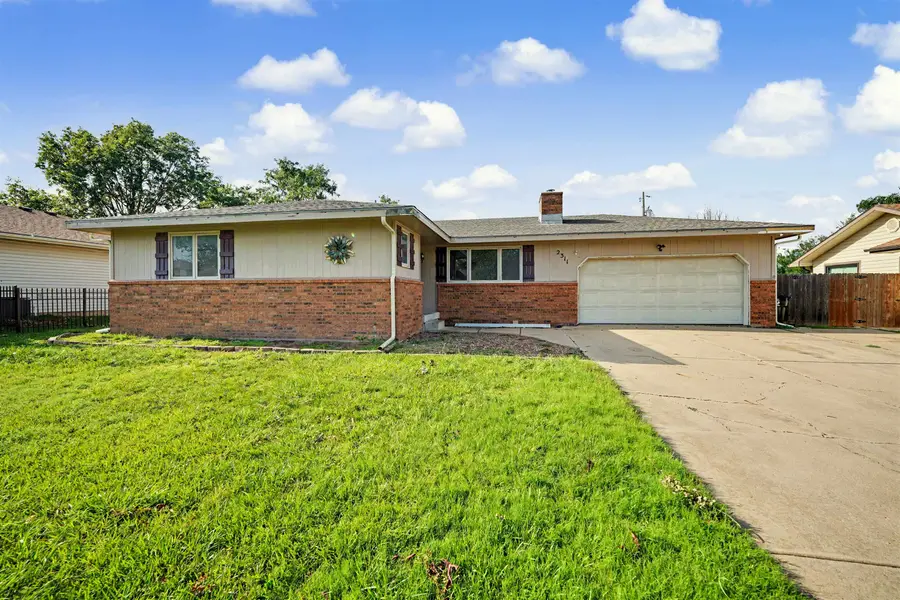 2311 Applewood Ln, Salina, KS 67401 - #2