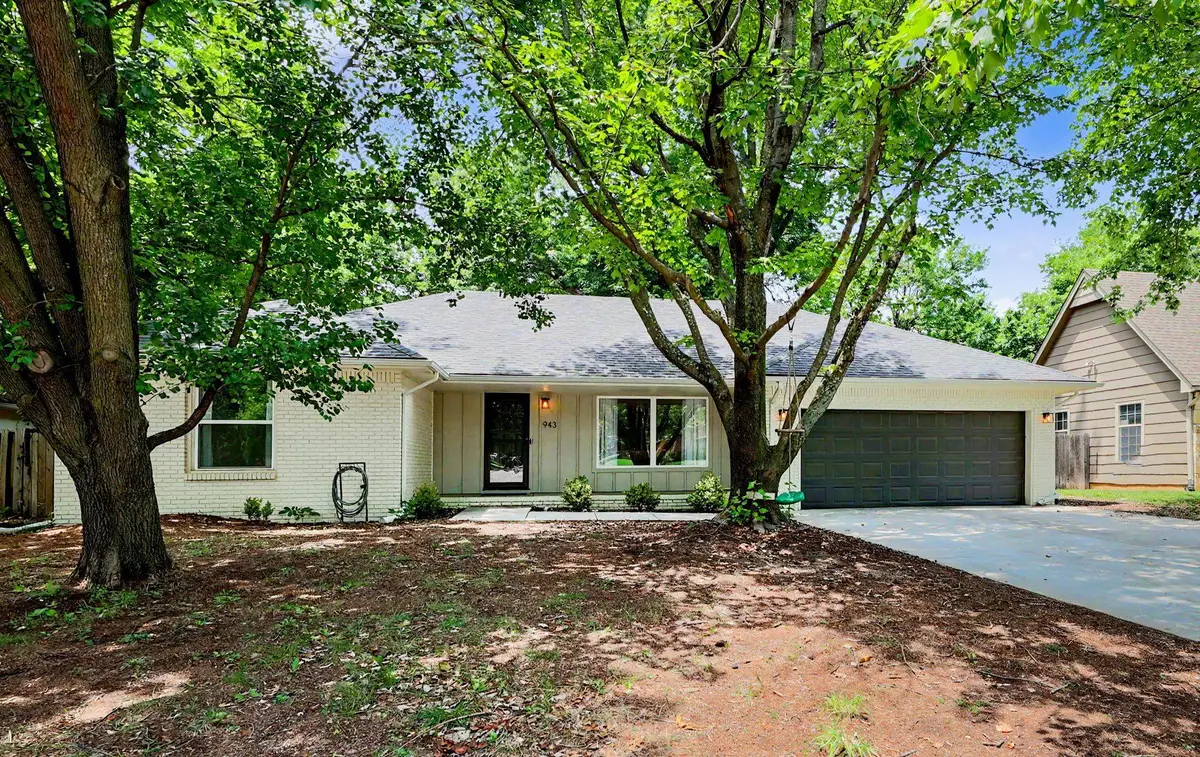 943 N Briarwood Rd, Derby, KS 67037 - #1