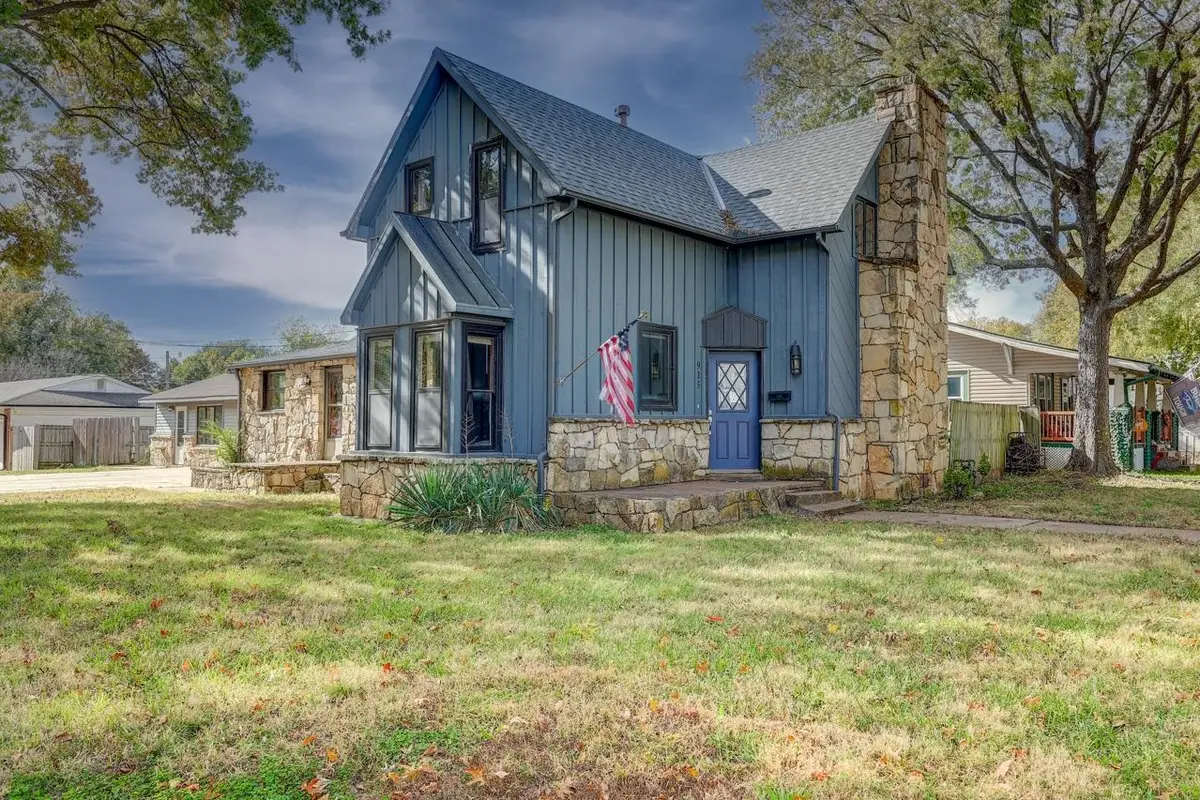 915 E 15th Ave, Winfield, KS 67156 - #1