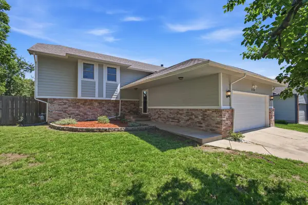 218 E Oak Meadows Rd, Derby, KS 67037