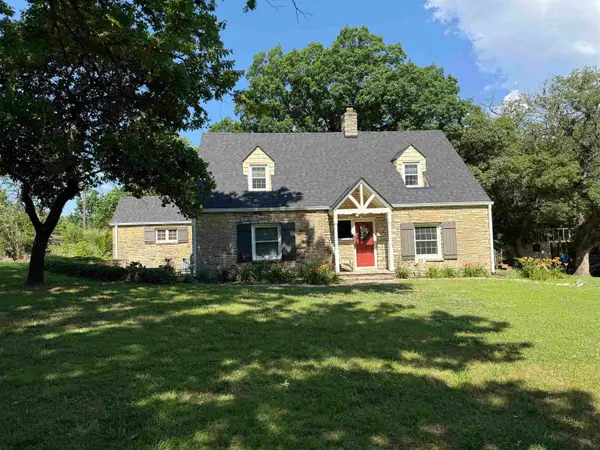 23 Crestwood Dr., Arkansas City, KS 67005