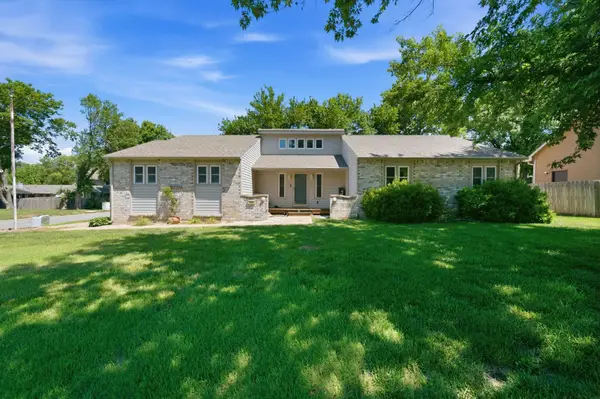 1300 E Cresthill Rd, Derby, KS 67037-2169