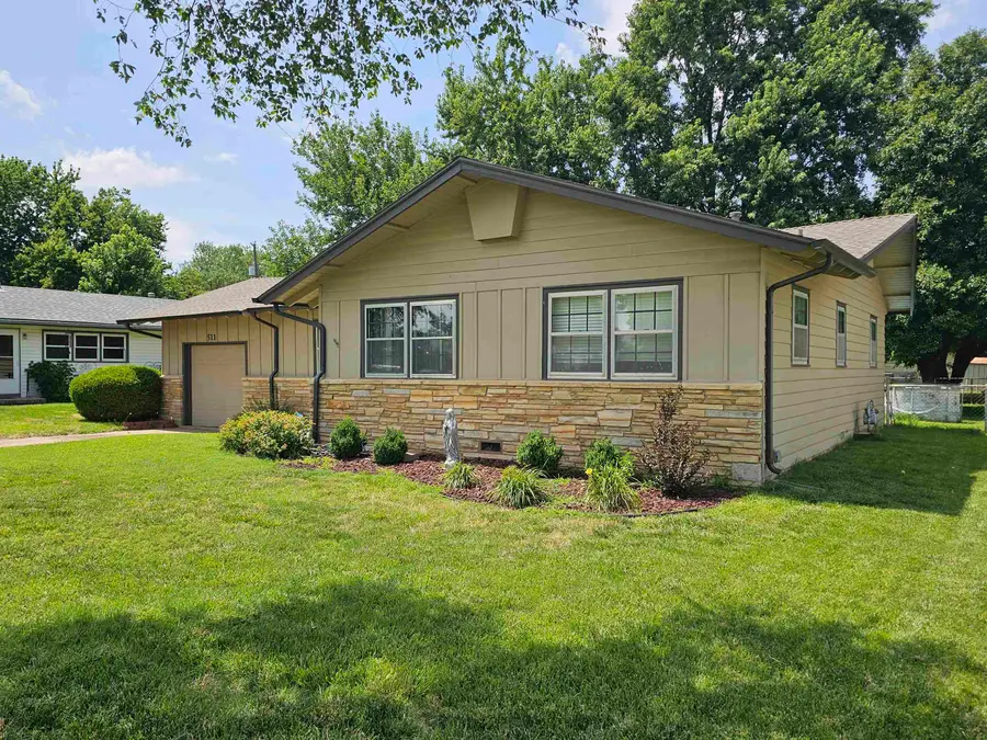 511 N Country Acres Ave, Wichita, KS 67212 - #2