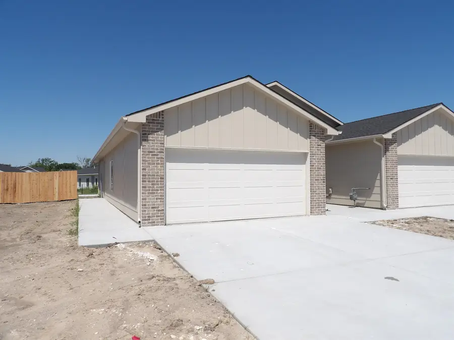 911 S Fox Ridge St, Newton, KS 67114 - #2