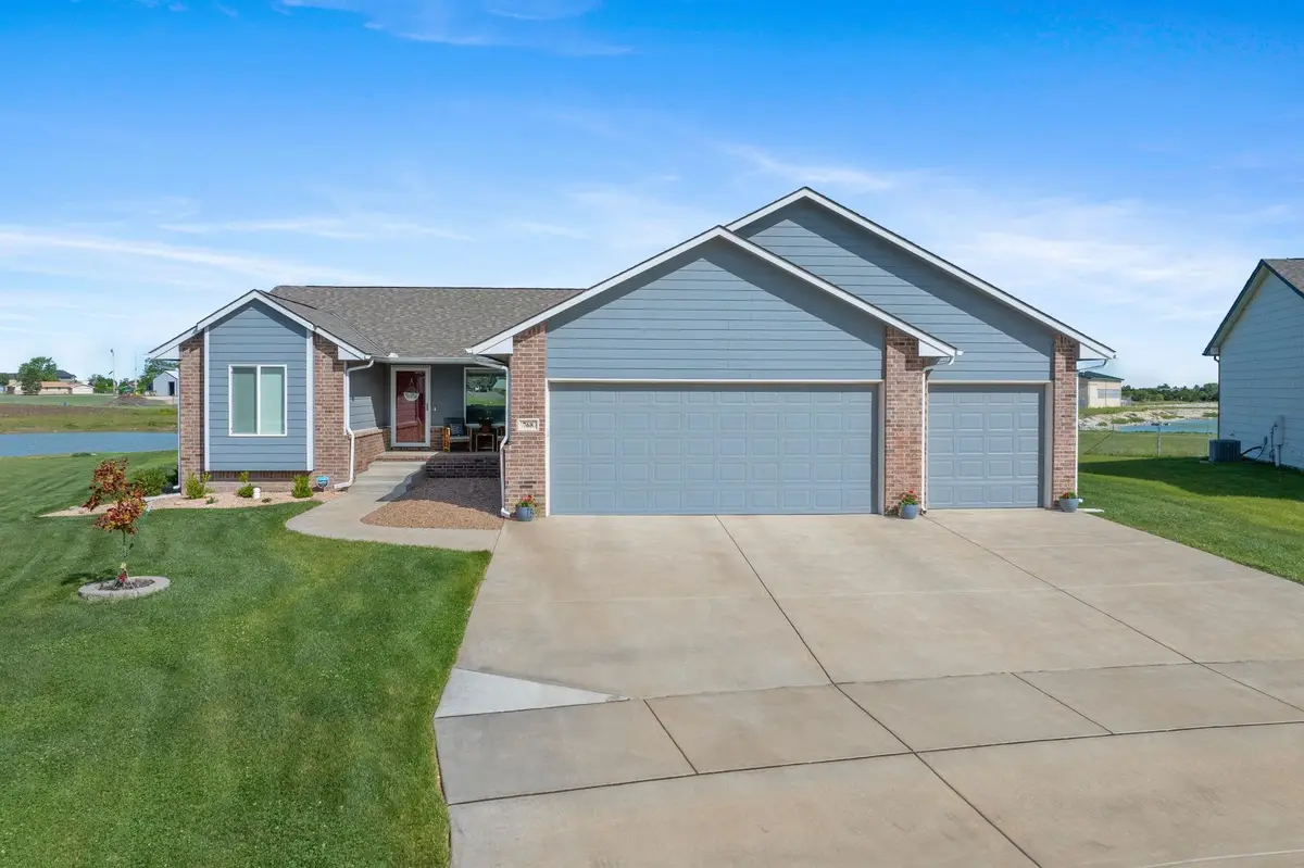 768 E Sunset Cir, Goddard, KS 67052 - #1
