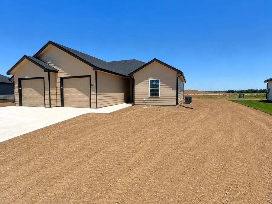 1237 Fountain Dr, Salina, KS 67401 - #2