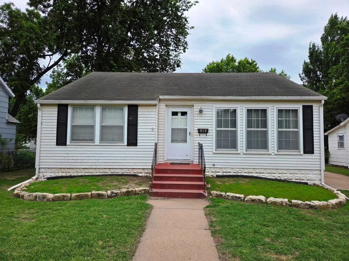 317 E 8th St, Newton, KS 67114 - #1