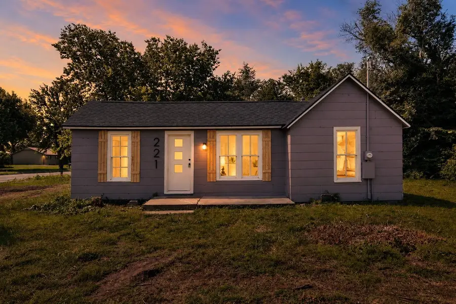 221 E 2nd, Halstead, KS 67056 - #2