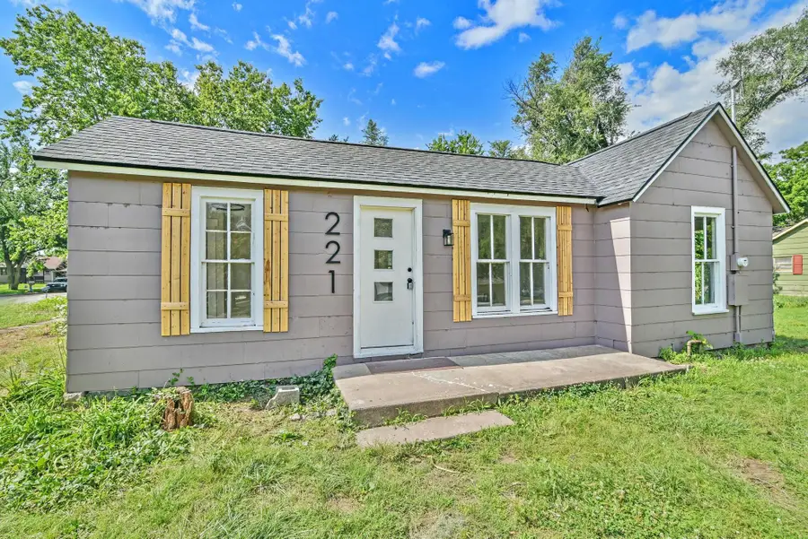 221 E 2nd, Halstead, KS 67056 - #3