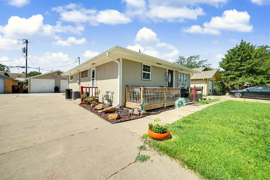 506 E Bond St, Salina, KS 67401 - #2