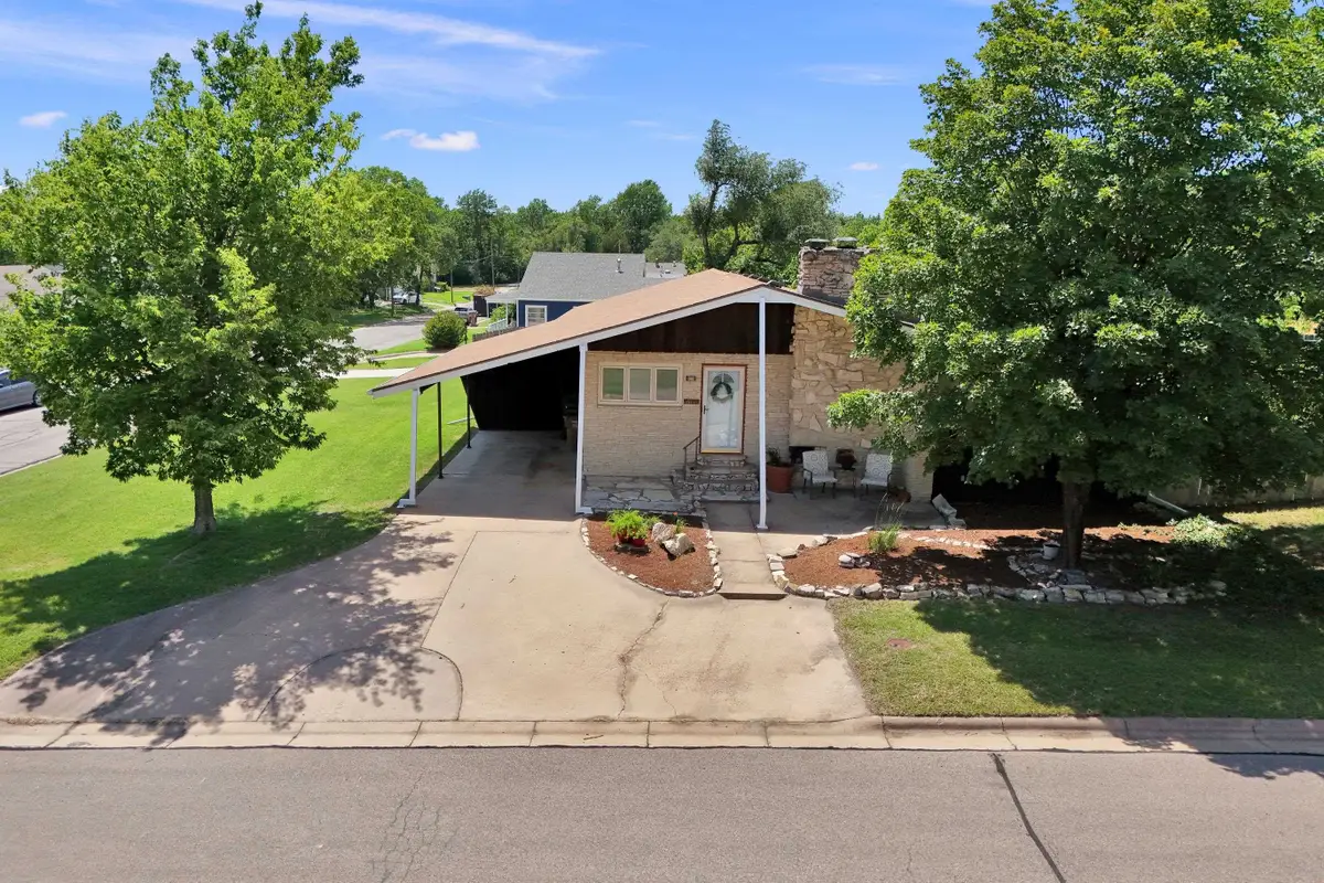 627 S Poplar, Newton, KS 67114 - #1