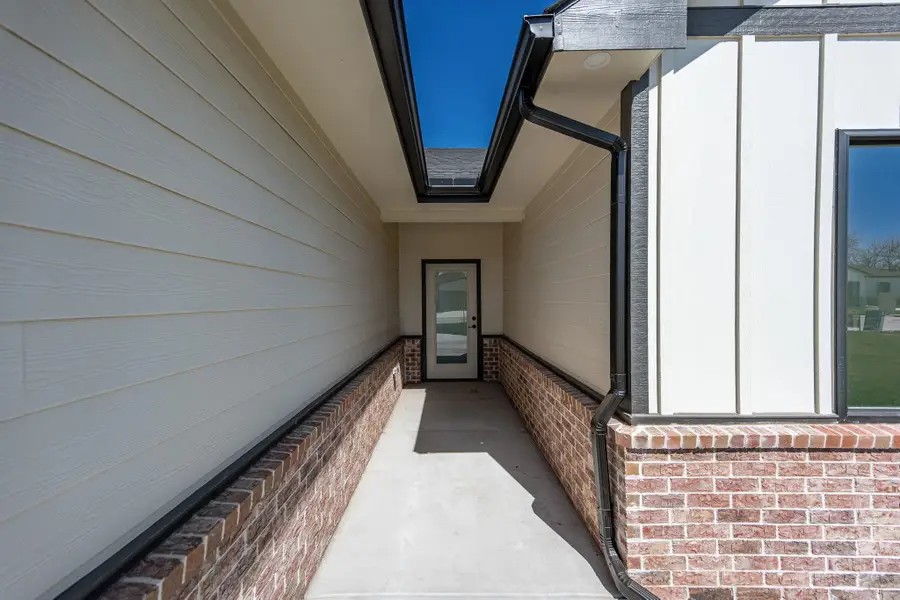 520 E Elmwood St, Park City, KS 67147-1124 - #3
