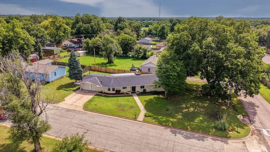 102 Highland Dr, Arkansas City, KS 67005 - #1