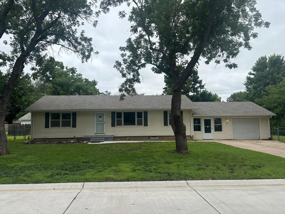 120 E 9th, Halstead, KS 67056 - #1