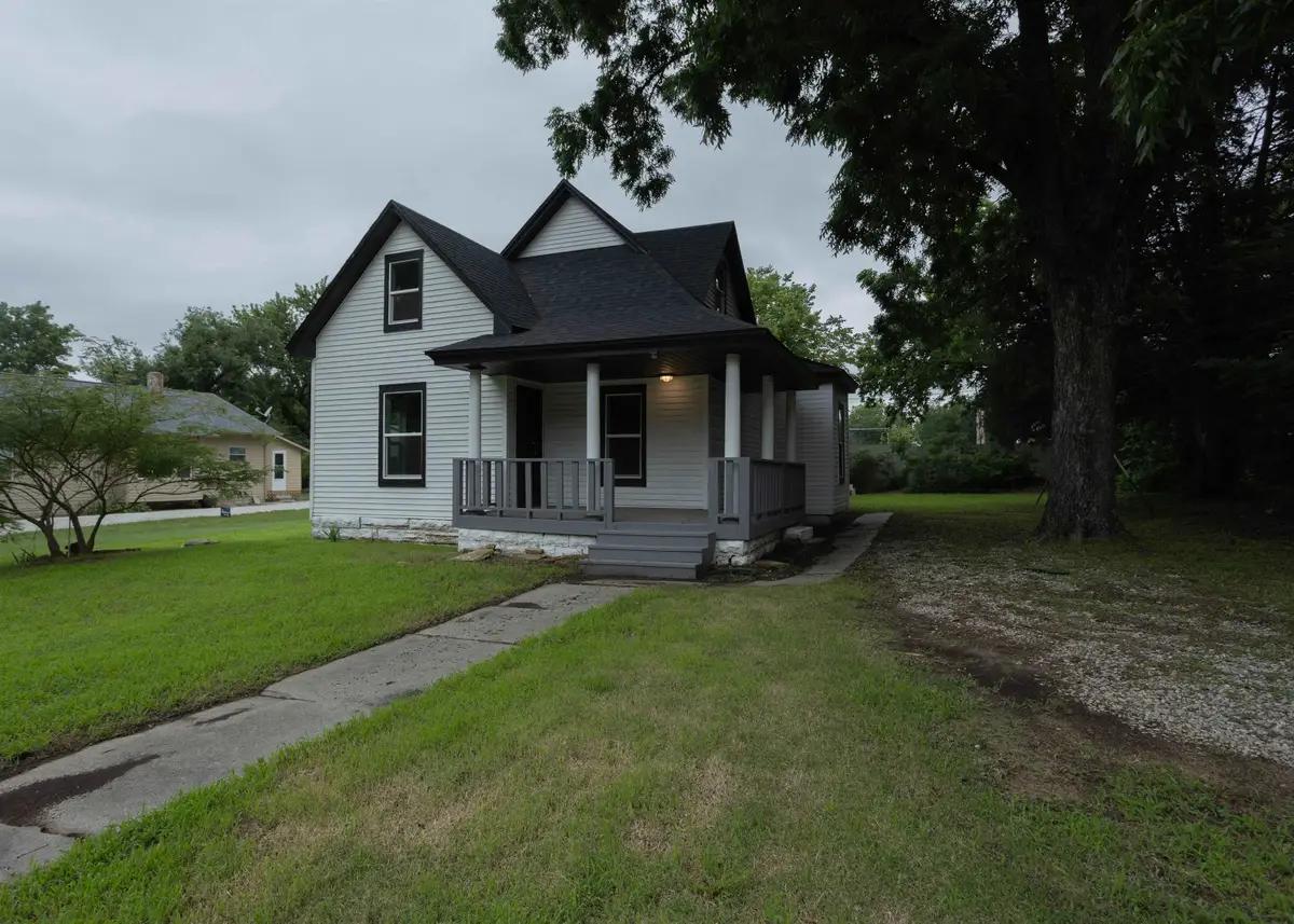 1424 E 1st St, Winfield, KS 67156 - #1