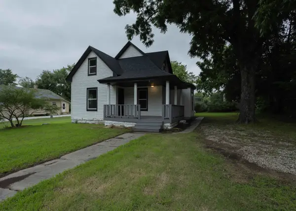 1424 E 1st St, Winfield, KS 67156