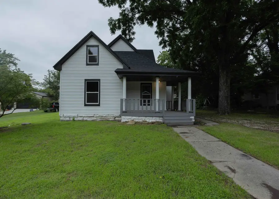 1424 E 1st St, Winfield, KS 67156 - #2