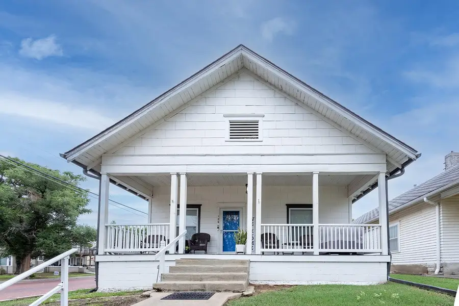 126 N 3rd St, Arkansas City, KS 67005 - #2