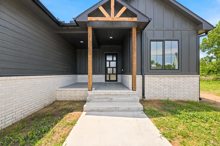 1207 E Maywood Ct, Wichita, KS 67216 - #2