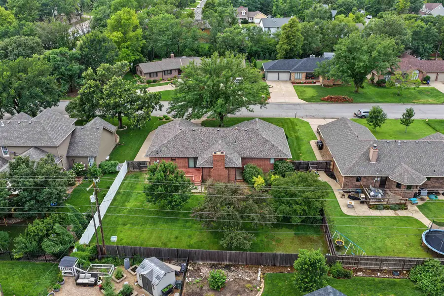 325 Seitz Dr, Salina, KS 67401 - #2