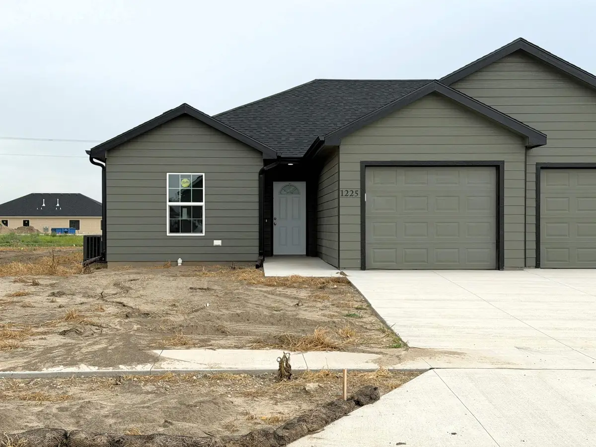1225 Fountain Dr, Salina, KS 67401 - #1