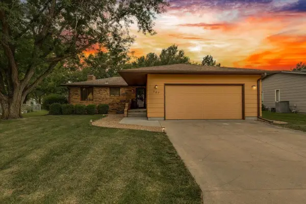 727 Crescent, Hesston, KS 67026