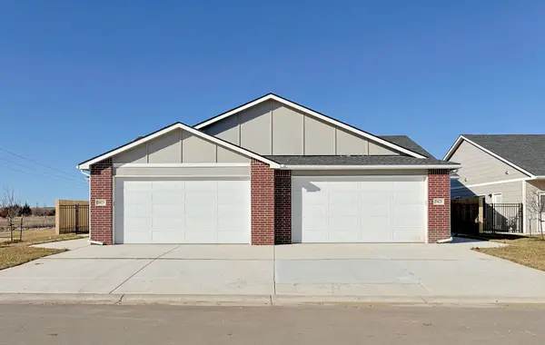 3827 S Bluelake Ct, Wichita, KS 67215