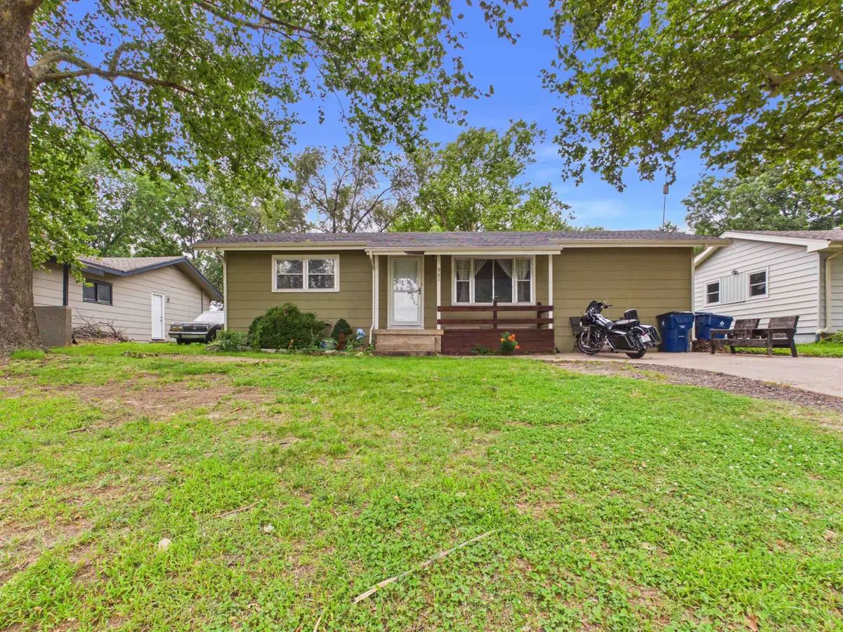 901 N Foulk Dr, Belle Plaine, KS 67013 - #1