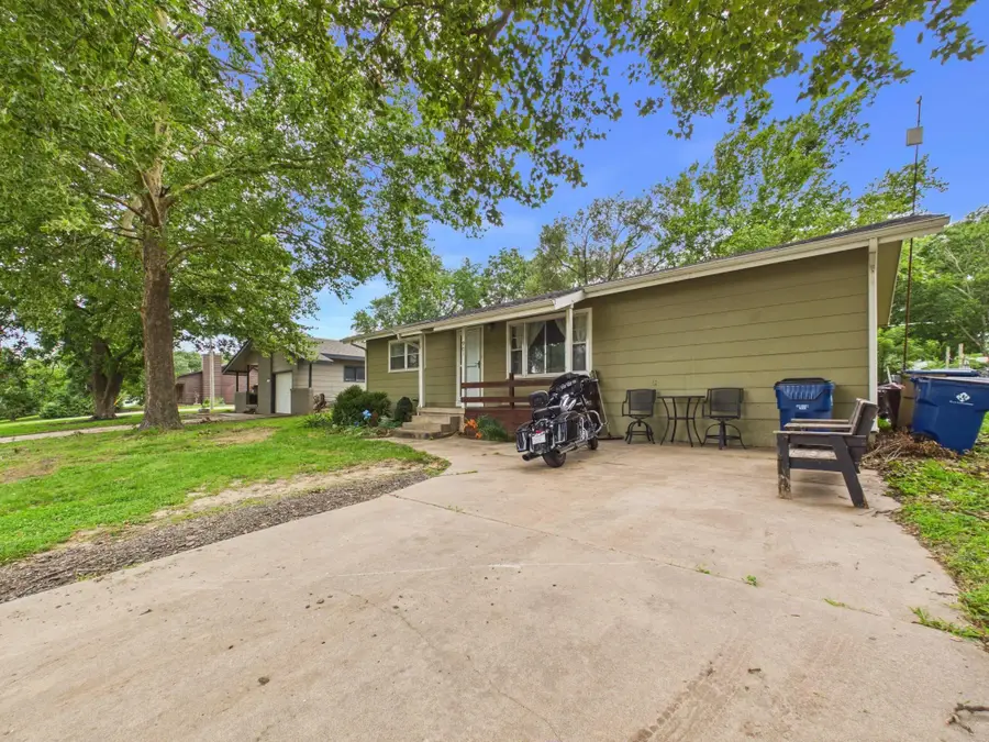 901 N Foulk Dr, Belle Plaine, KS 67013 - #2