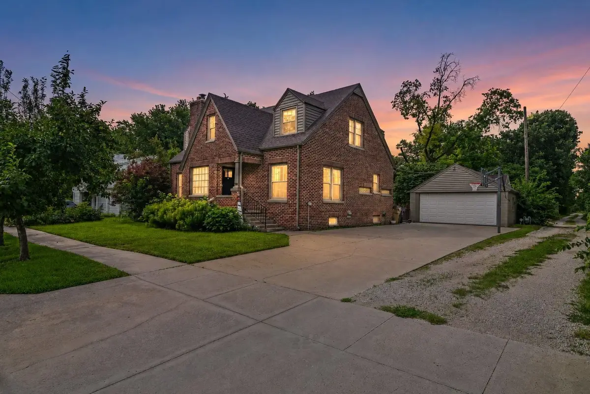 109 E Academy, Hesston, KS 67062 - #1