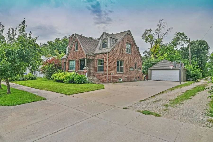 109 E Academy, Hesston, KS 67062 - #3