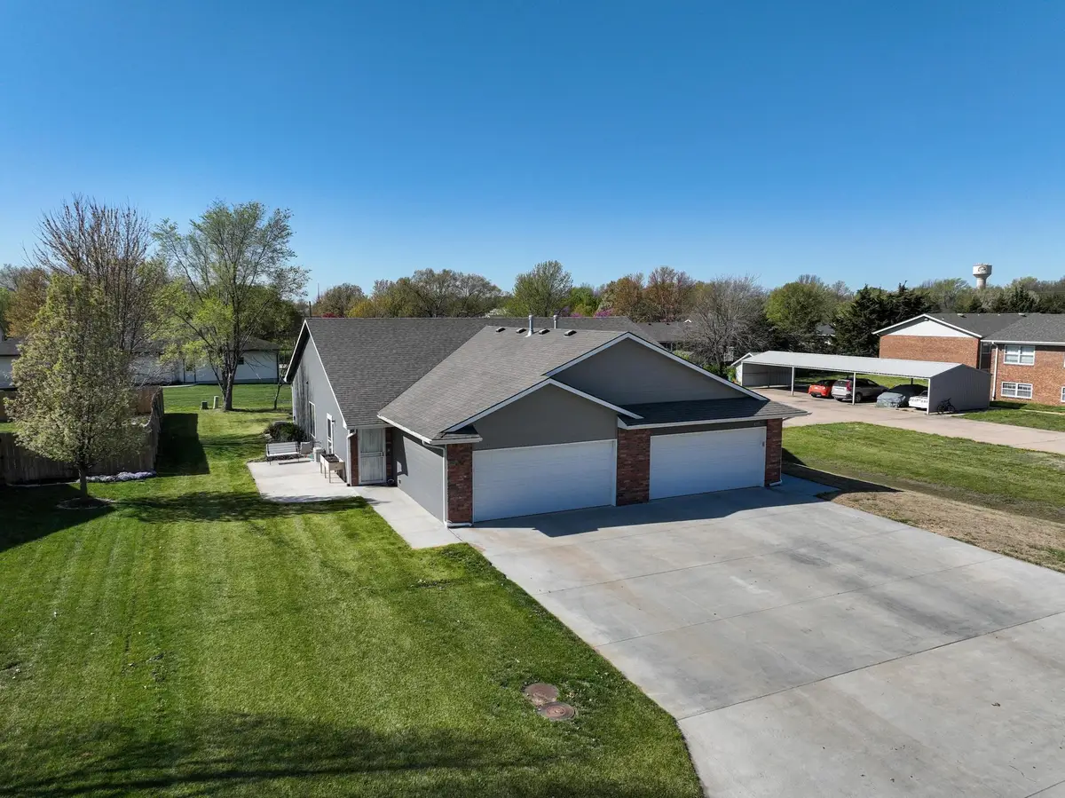 429-431 Harvest Rd, Hesston, KS 67062 - #1