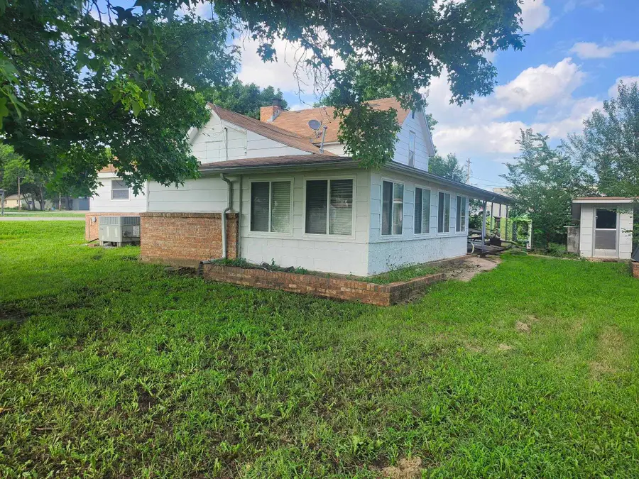 421 N Chestnut, Burden, KS 67019 - #2