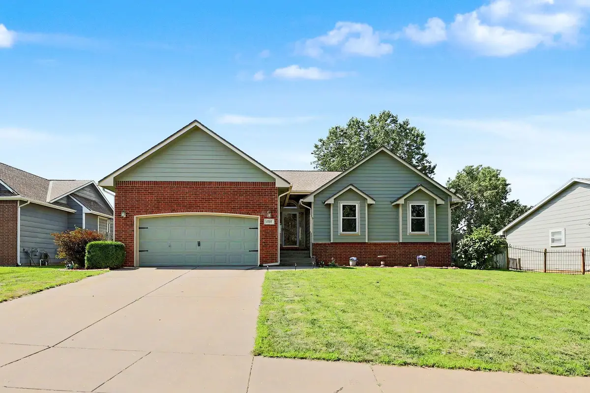 1707 E Oxford Cir, Derby, KS 67037 - #1
